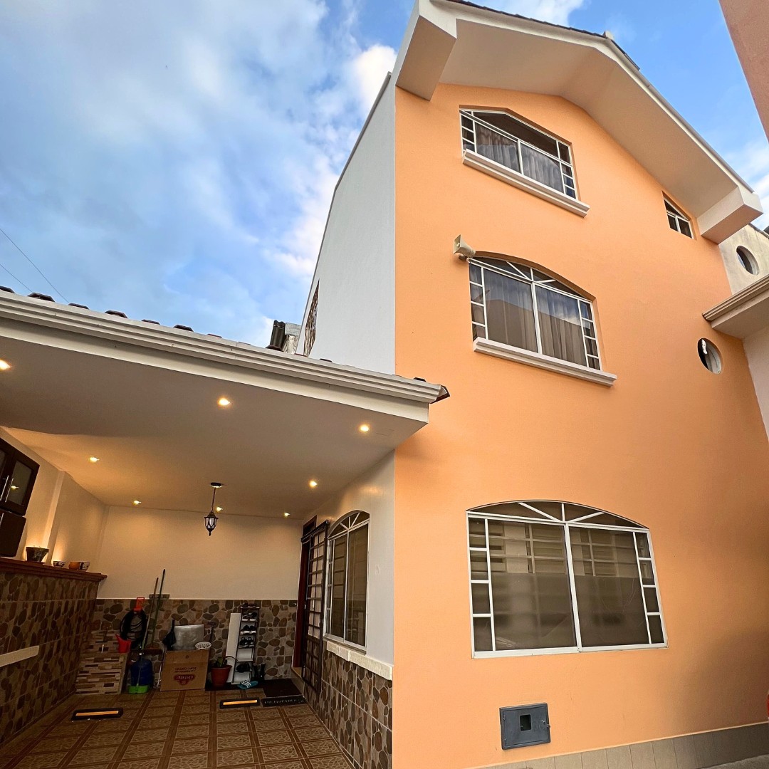 VENTA DE CASA A POCAS CUADRAS DE LA AV. ORDOÑEZ LASSO 